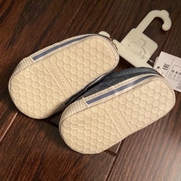 NWT - Baby Gap Shoes - Size 0-3 months - Picture 3 of 3